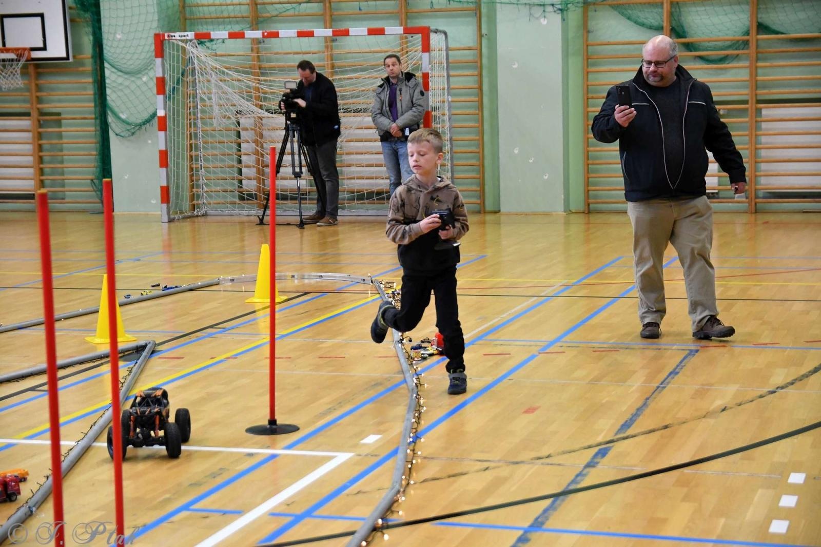Zdjęcie w galerii na portalu naszraciborz.pl: Zdalnie sterowane wyścigi w Arenie Rafako [FOTO i WIDEO] wiadomości z regionu