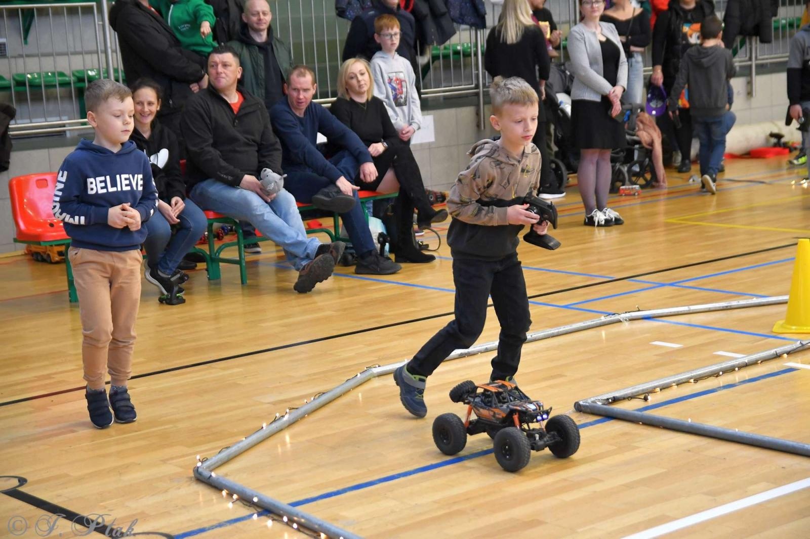 Zdjęcie w galerii na portalu naszraciborz.pl: Zdalnie sterowane wyścigi w Arenie Rafako [FOTO i WIDEO] wiadomości z regionu