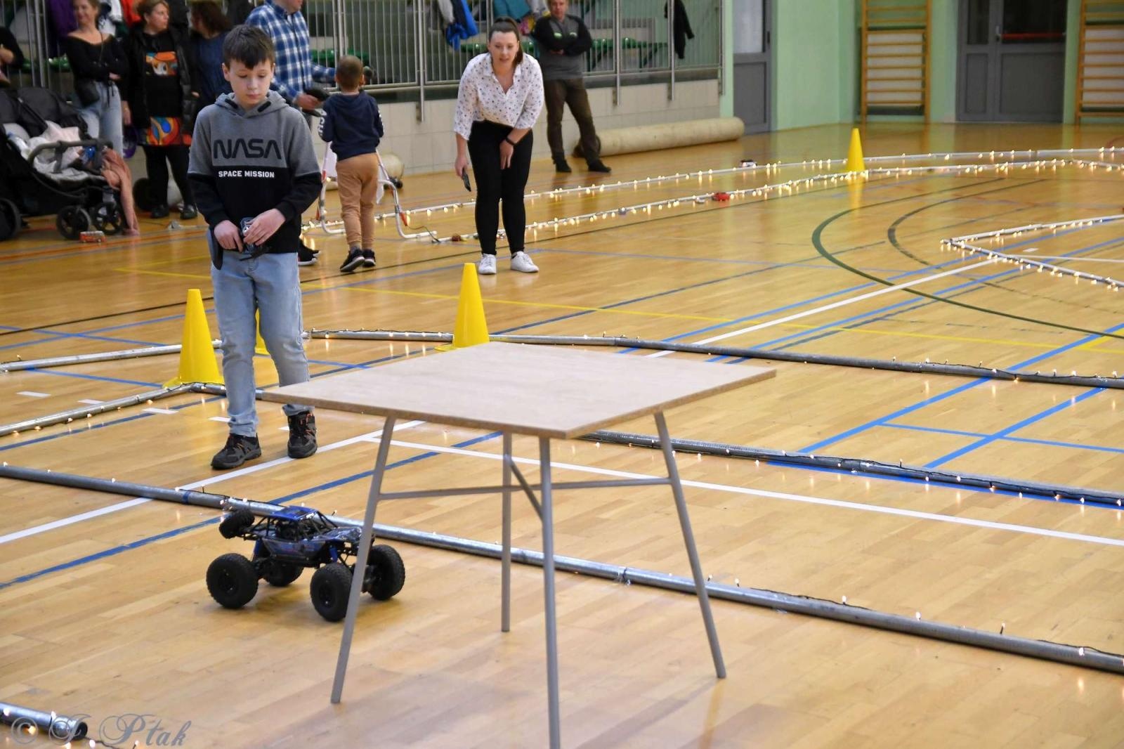 Zdjęcie w galerii na portalu naszraciborz.pl: Zdalnie sterowane wyścigi w Arenie Rafako [FOTO i WIDEO] wiadomości z regionu