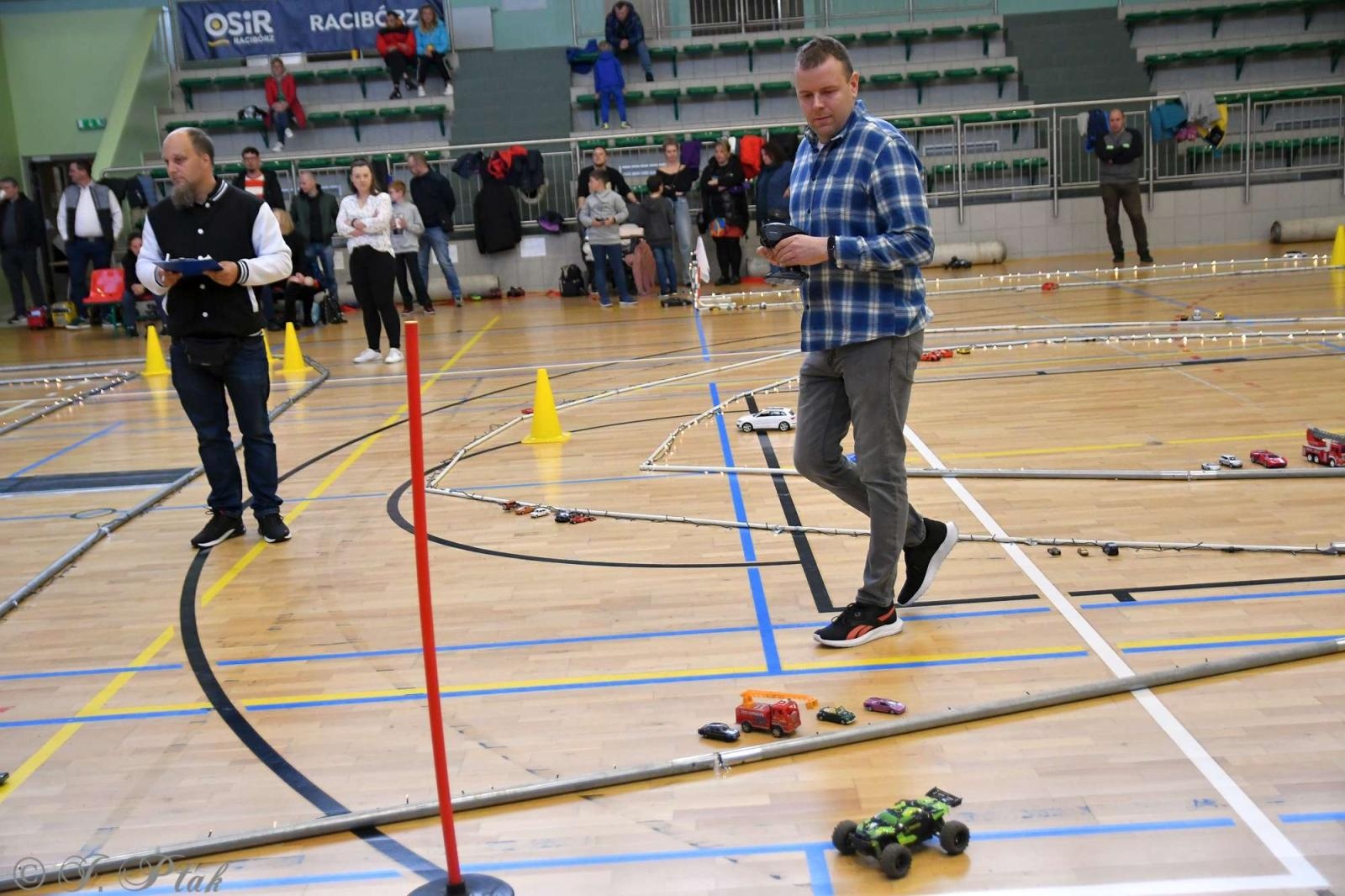 Zdjęcie w galerii na portalu naszraciborz.pl: Zdalnie sterowane wyścigi w Arenie Rafako [FOTO i WIDEO] wiadomości z regionu