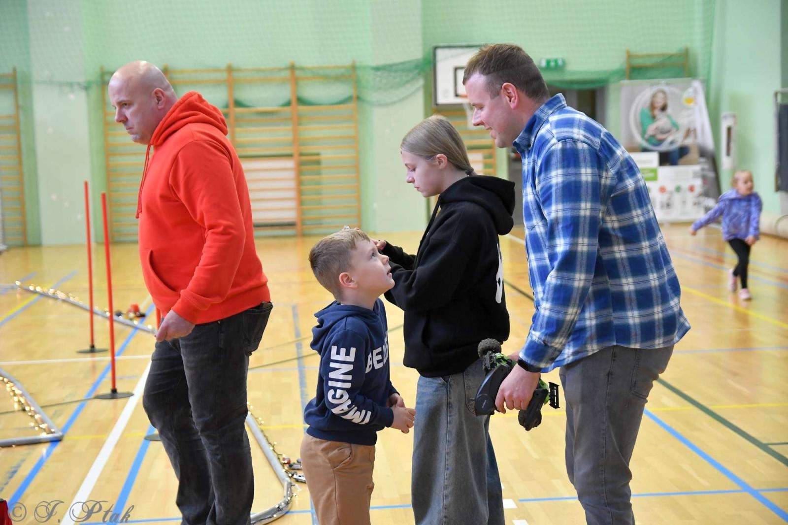 Zdjęcie w galerii na portalu naszraciborz.pl: Zdalnie sterowane wyścigi w Arenie Rafako [FOTO i WIDEO] wiadomości z regionu
