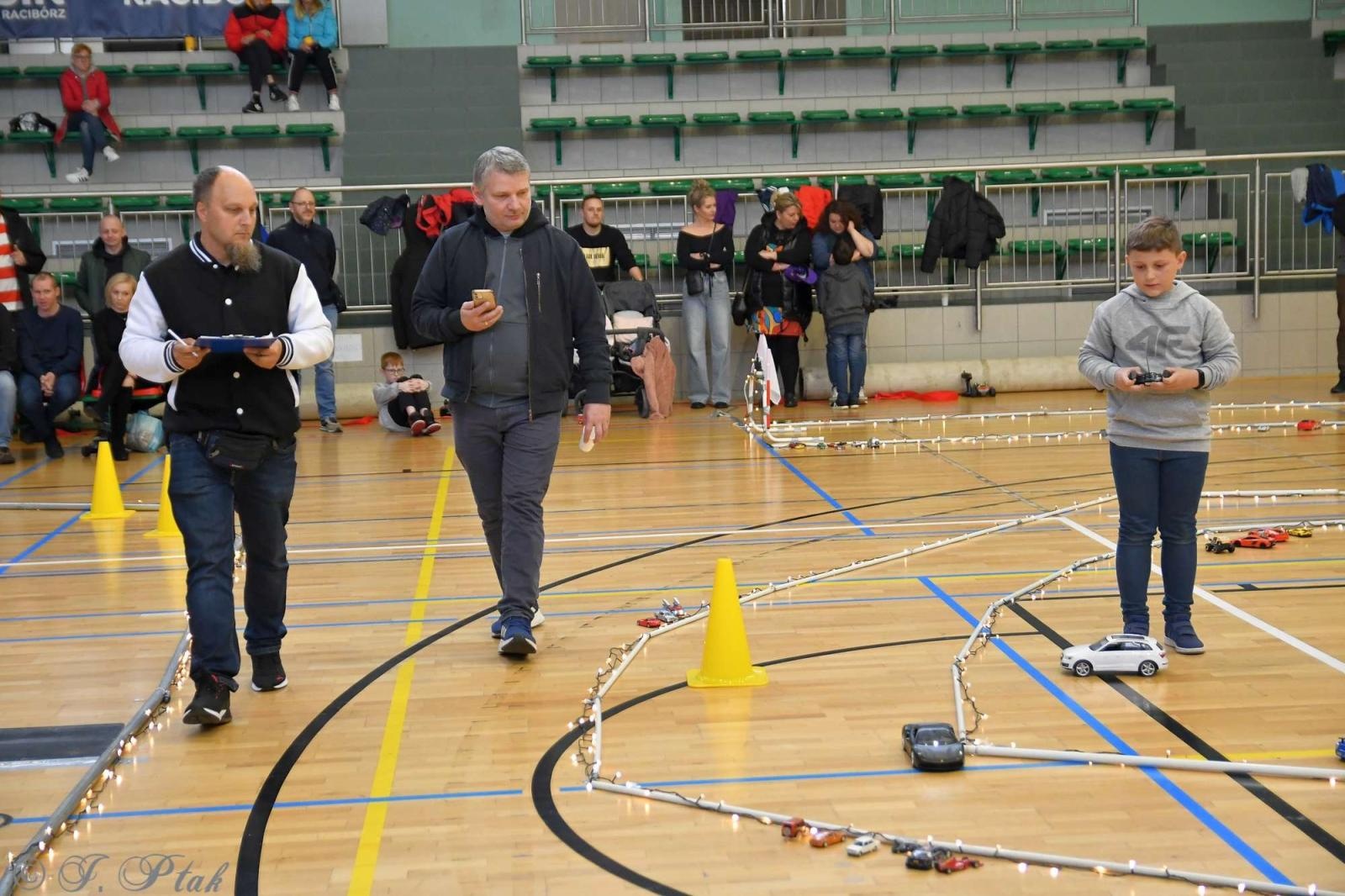 Zdjęcie w galerii na portalu naszraciborz.pl: Zdalnie sterowane wyścigi w Arenie Rafako [FOTO i WIDEO] wiadomości z regionu