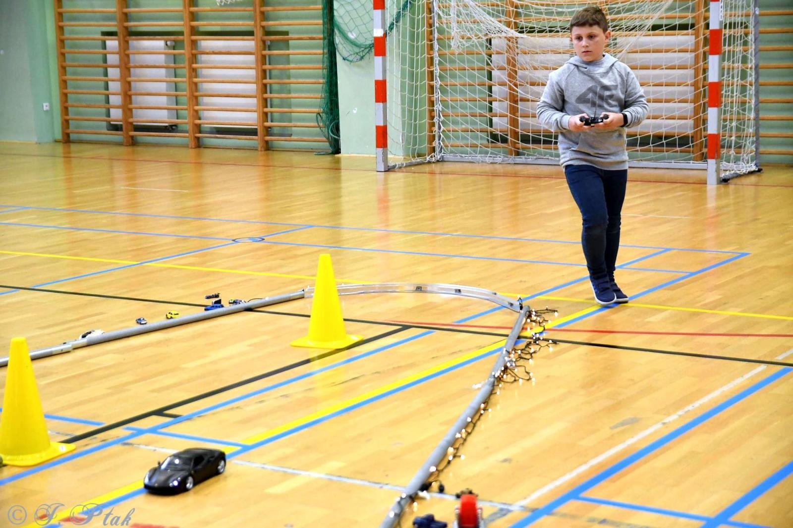 Zdjęcie w galerii na portalu naszraciborz.pl: Zdalnie sterowane wyścigi w Arenie Rafako [FOTO i WIDEO] wiadomości z regionu