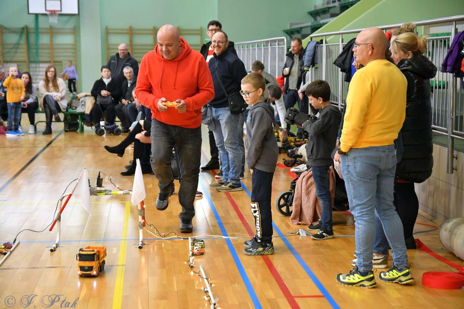 Zdjęcie w galerii na portalu naszraciborz.pl: Zdalnie sterowane wyścigi w Arenie Rafako [FOTO i WIDEO] wiadomości z regionu