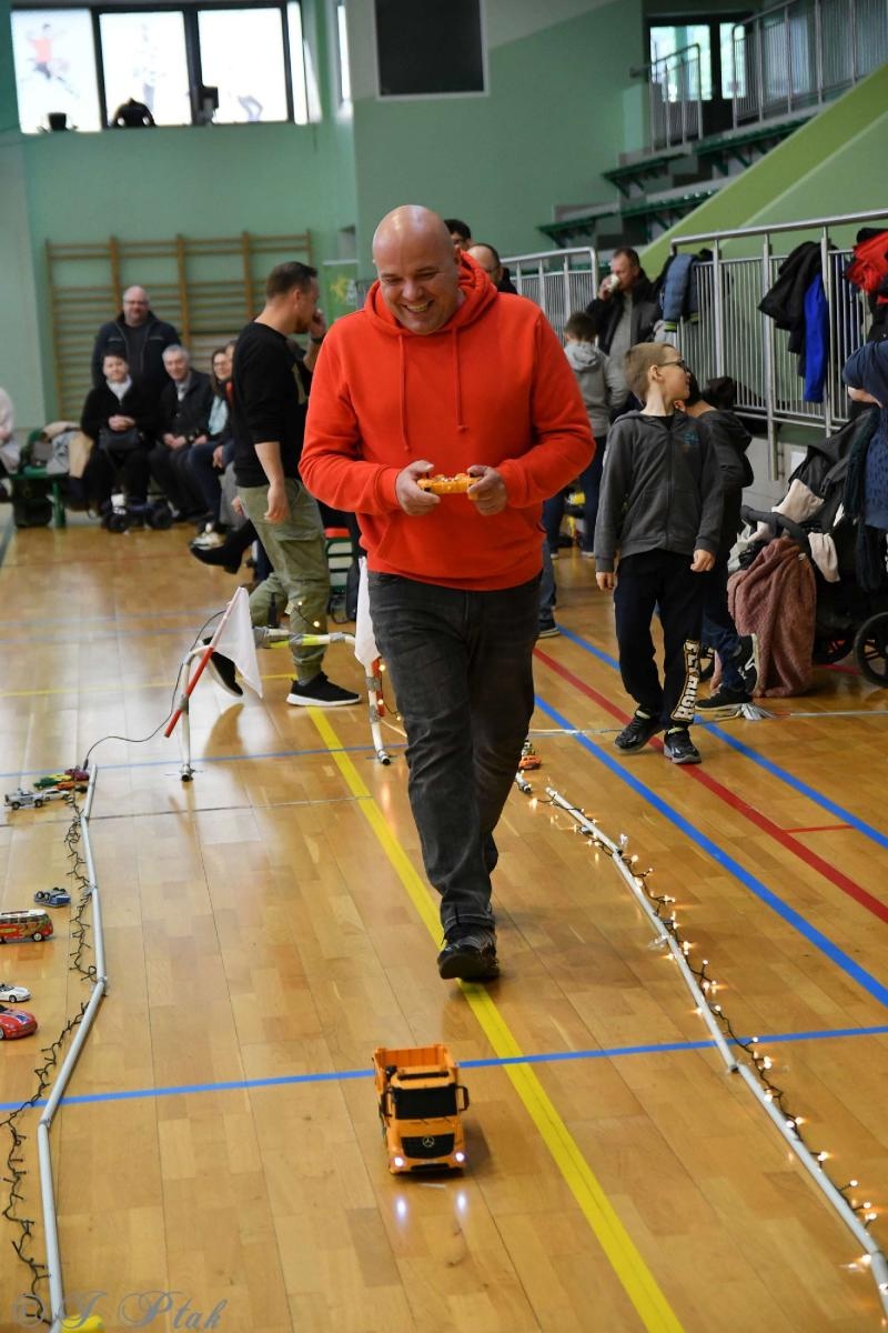 Zdjęcie w galerii na portalu naszraciborz.pl: Zdalnie sterowane wyścigi w Arenie Rafako [FOTO i WIDEO] wiadomości z regionu