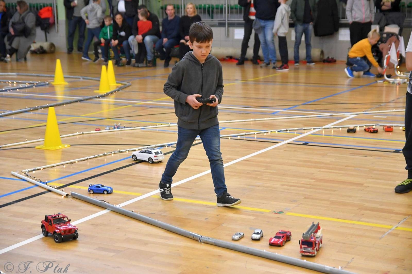 Zdjęcie w galerii na portalu naszraciborz.pl: Zdalnie sterowane wyścigi w Arenie Rafako [FOTO i WIDEO] wiadomości z regionu