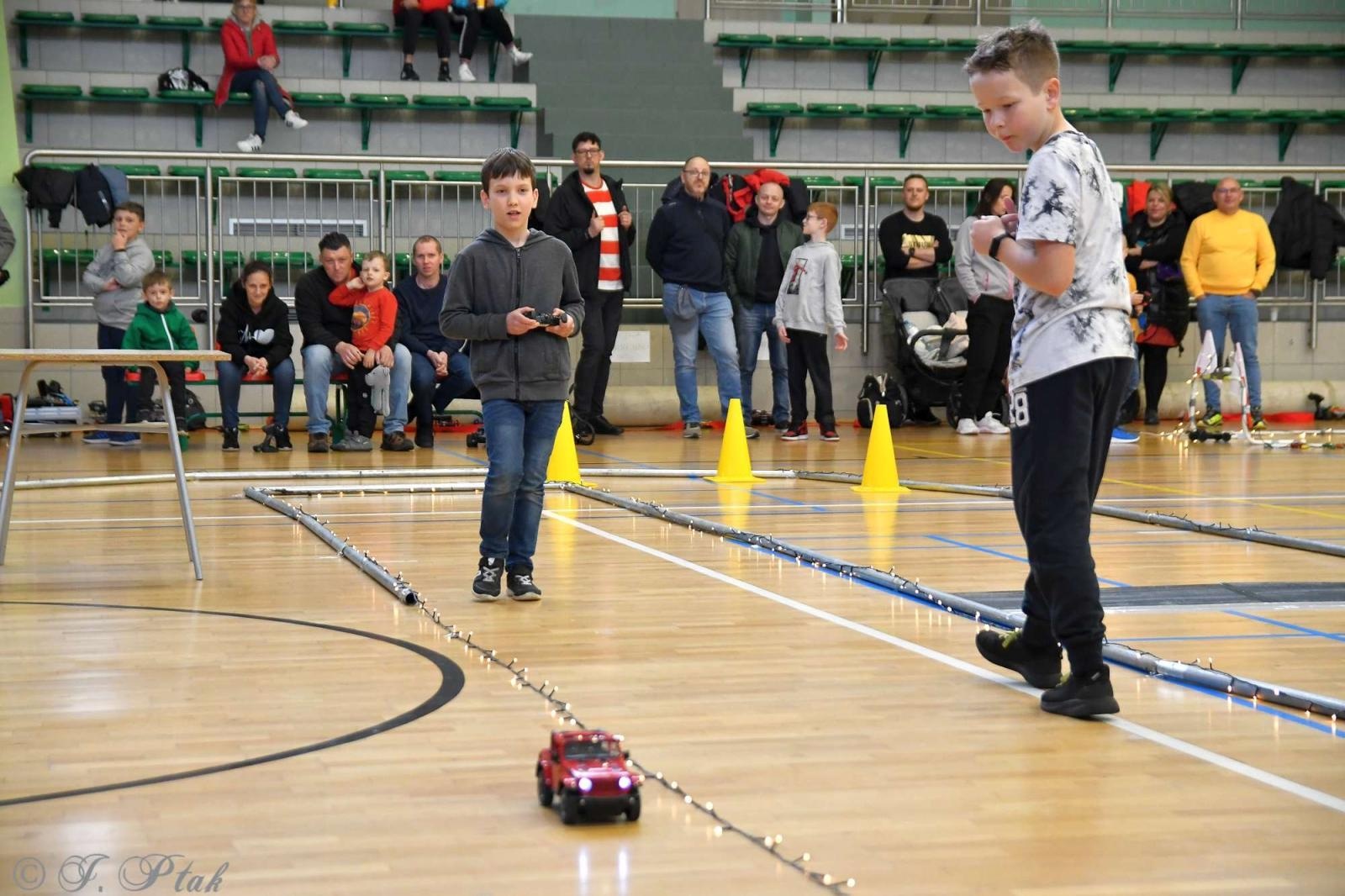 Zdjęcie w galerii na portalu naszraciborz.pl: Zdalnie sterowane wyścigi w Arenie Rafako [FOTO i WIDEO] wiadomości z regionu