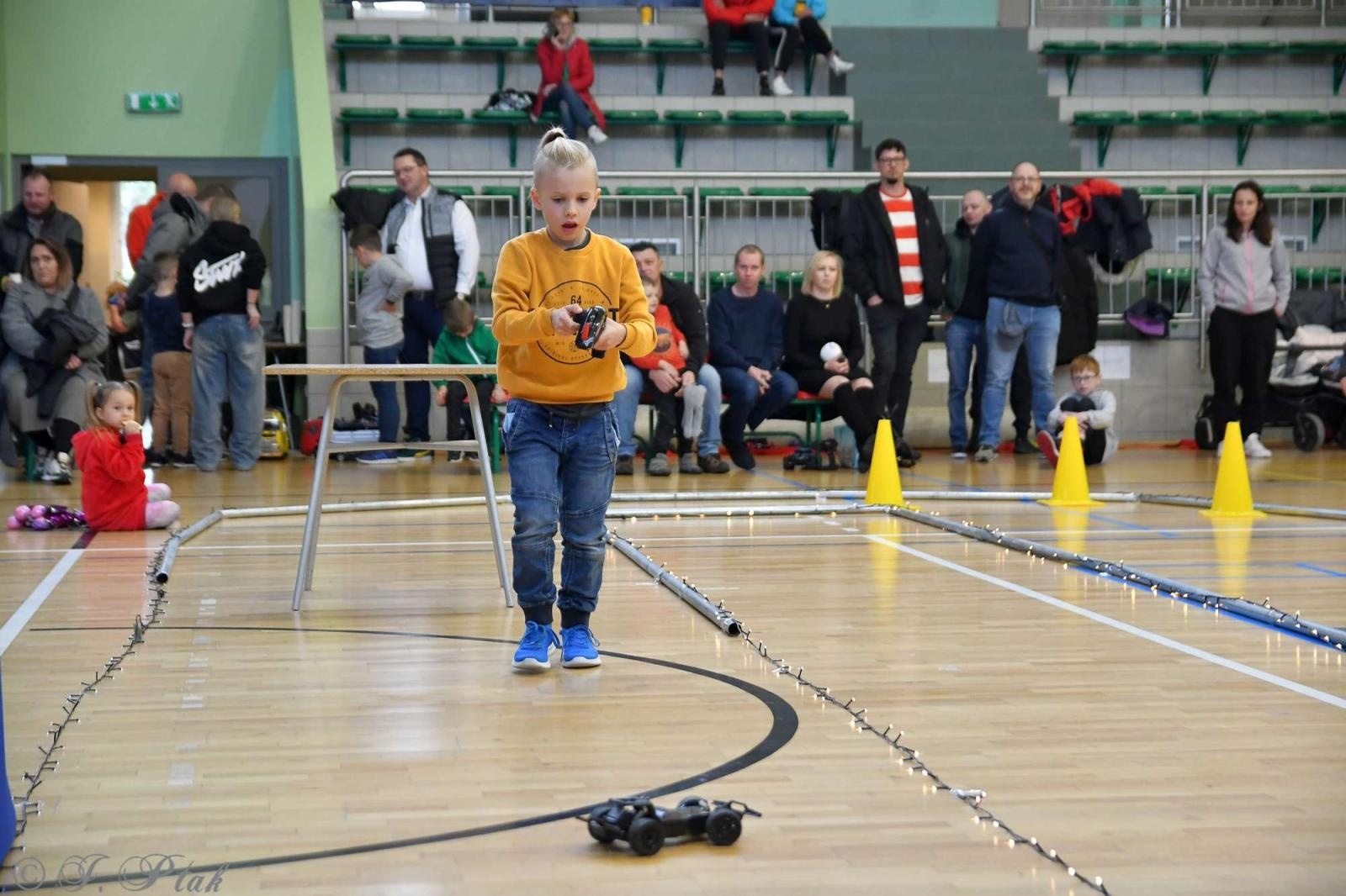 Zdjęcie w galerii na portalu naszraciborz.pl: Zdalnie sterowane wyścigi w Arenie Rafako [FOTO i WIDEO] wiadomości z regionu