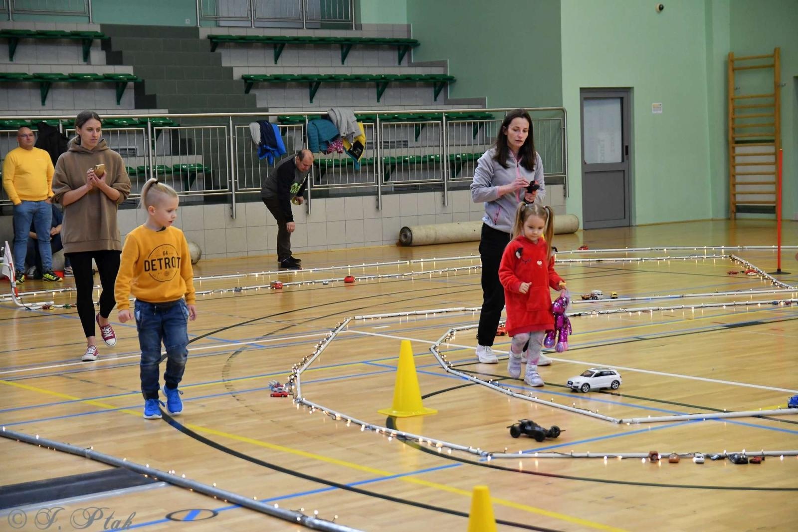 Zdjęcie w galerii na portalu naszraciborz.pl: Zdalnie sterowane wyścigi w Arenie Rafako [FOTO i WIDEO] wiadomości z regionu