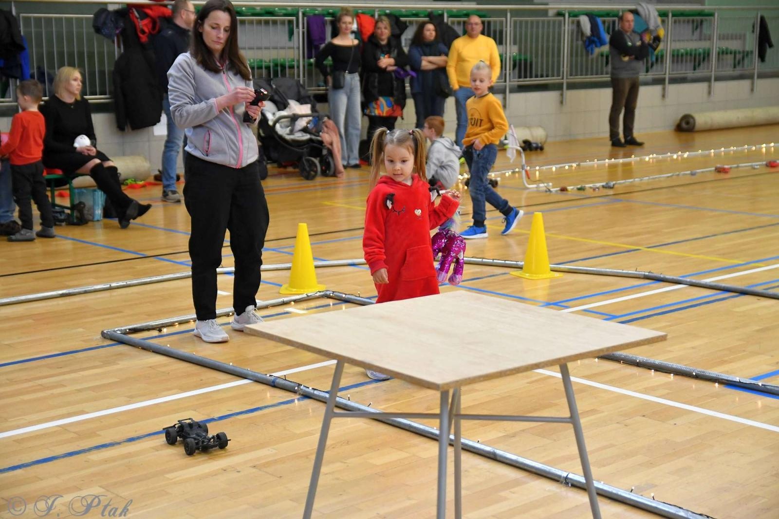 Zdjęcie w galerii na portalu naszraciborz.pl: Zdalnie sterowane wyścigi w Arenie Rafako [FOTO i WIDEO] wiadomości z regionu