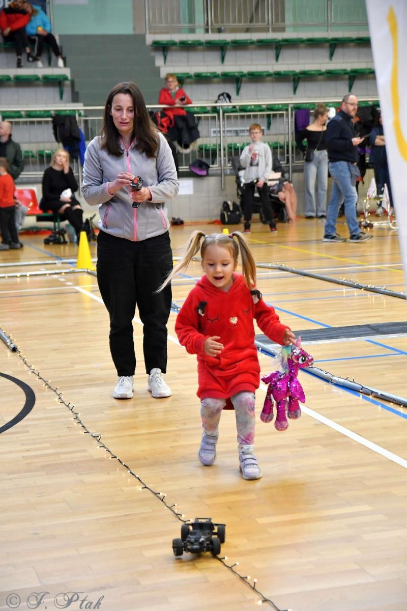 Zdjęcie w galerii na portalu naszraciborz.pl: Zdalnie sterowane wyścigi w Arenie Rafako [FOTO i WIDEO] wiadomości z regionu