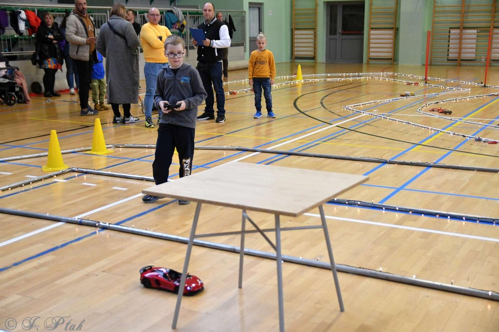 Zdjęcie w galerii na portalu naszraciborz.pl: Zdalnie sterowane wyścigi w Arenie Rafako [FOTO i WIDEO] wiadomości z regionu