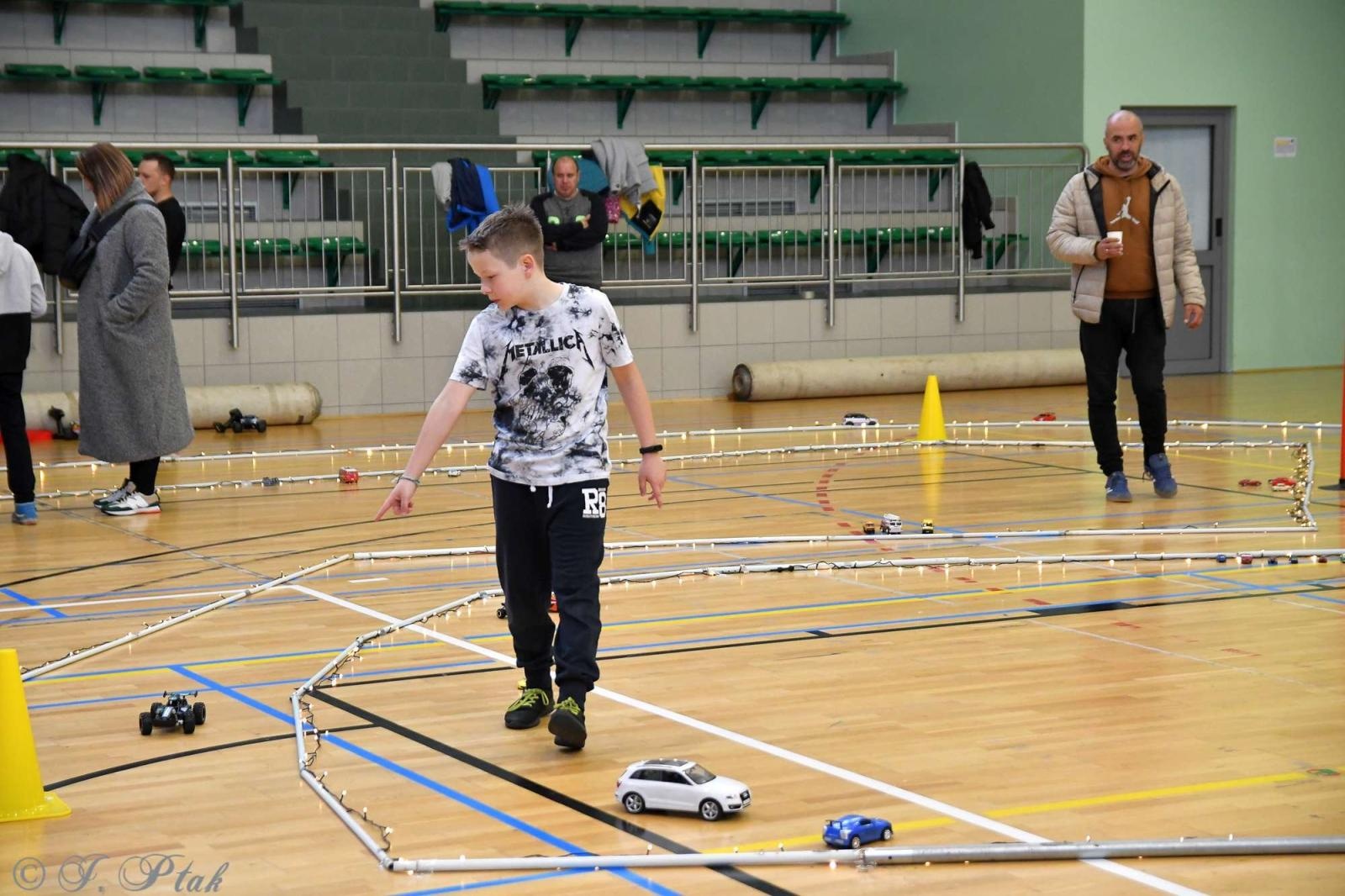 Zdjęcie w galerii na portalu naszraciborz.pl: Zdalnie sterowane wyścigi w Arenie Rafako [FOTO i WIDEO] wiadomości z regionu