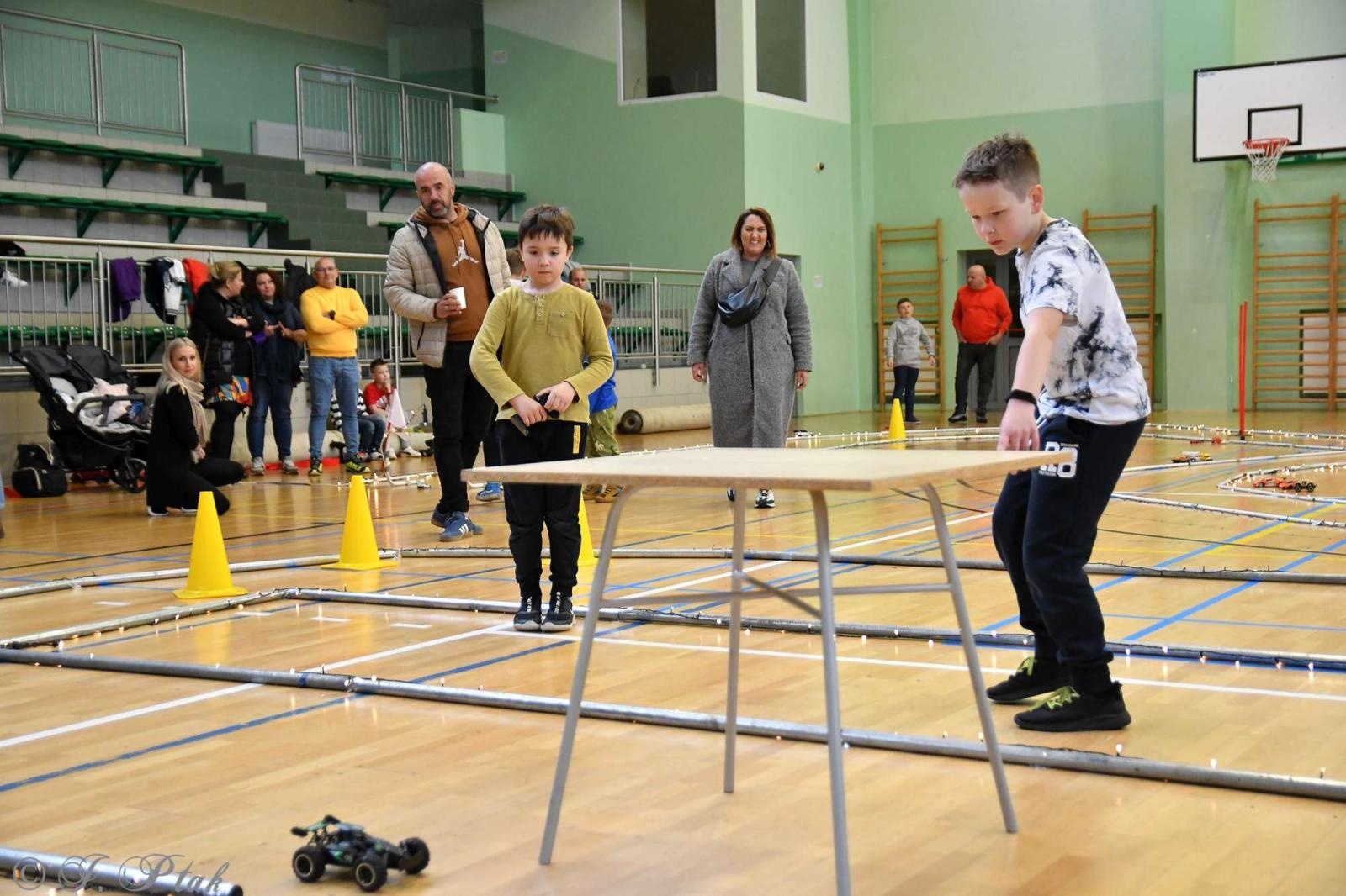Zdjęcie w galerii na portalu naszraciborz.pl: Zdalnie sterowane wyścigi w Arenie Rafako [FOTO i WIDEO] wiadomości z regionu