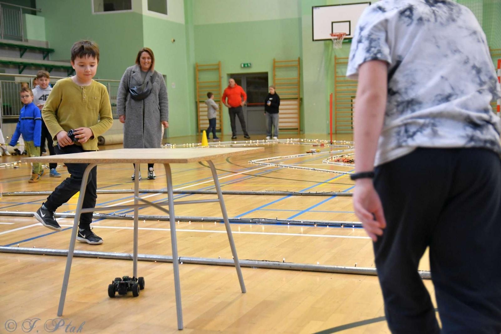 Zdjęcie w galerii na portalu naszraciborz.pl: Zdalnie sterowane wyścigi w Arenie Rafako [FOTO i WIDEO] wiadomości z regionu