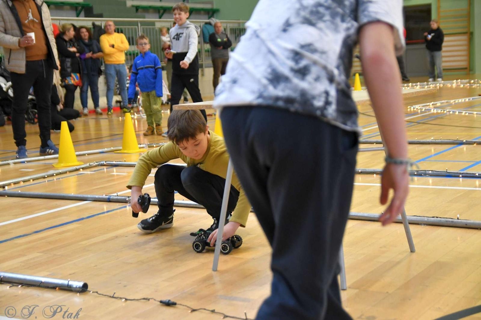 Zdjęcie w galerii na portalu naszraciborz.pl: Zdalnie sterowane wyścigi w Arenie Rafako [FOTO i WIDEO] wiadomości z regionu