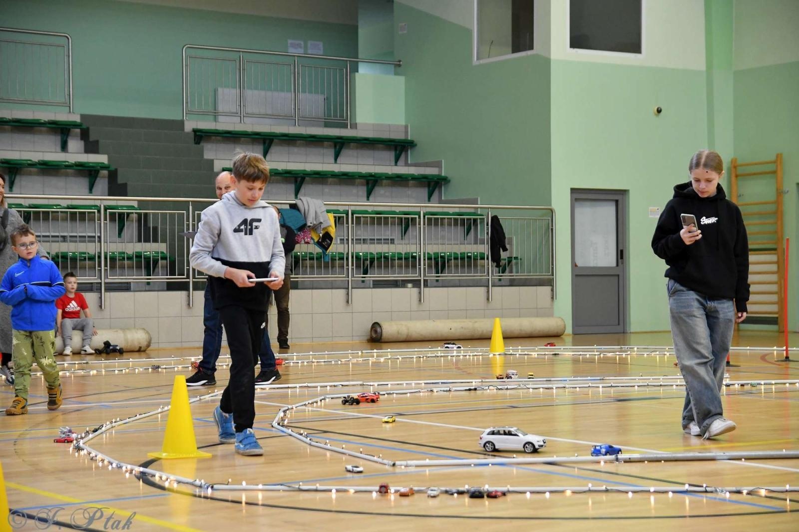 Zdjęcie w galerii na portalu naszraciborz.pl: Zdalnie sterowane wyścigi w Arenie Rafako [FOTO i WIDEO] wiadomości z regionu