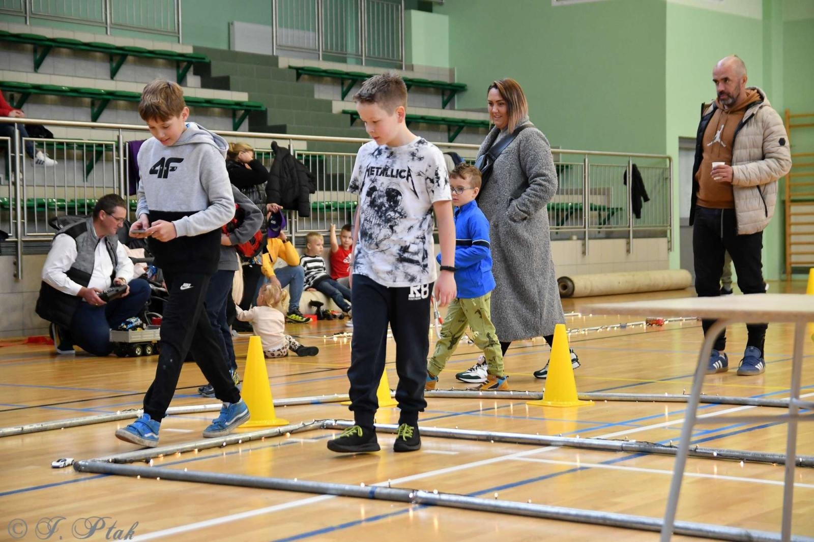 Zdjęcie w galerii na portalu naszraciborz.pl: Zdalnie sterowane wyścigi w Arenie Rafako [FOTO i WIDEO] wiadomości z regionu