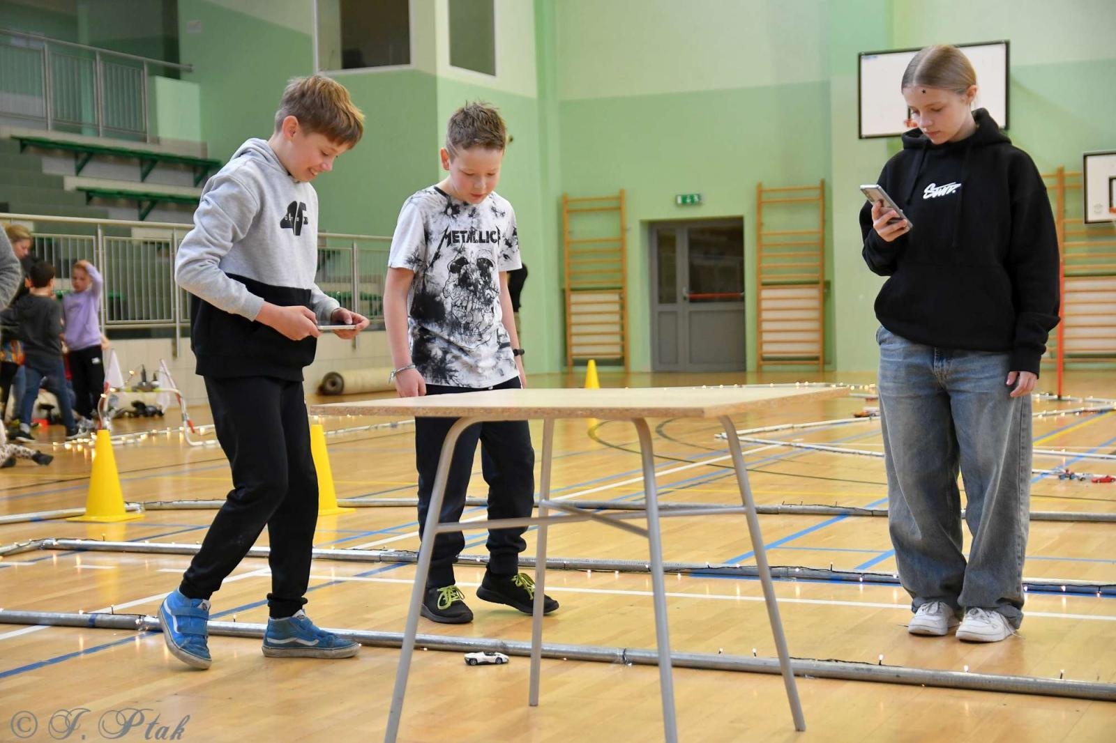 Zdjęcie w galerii na portalu naszraciborz.pl: Zdalnie sterowane wyścigi w Arenie Rafako [FOTO i WIDEO] wiadomości z regionu