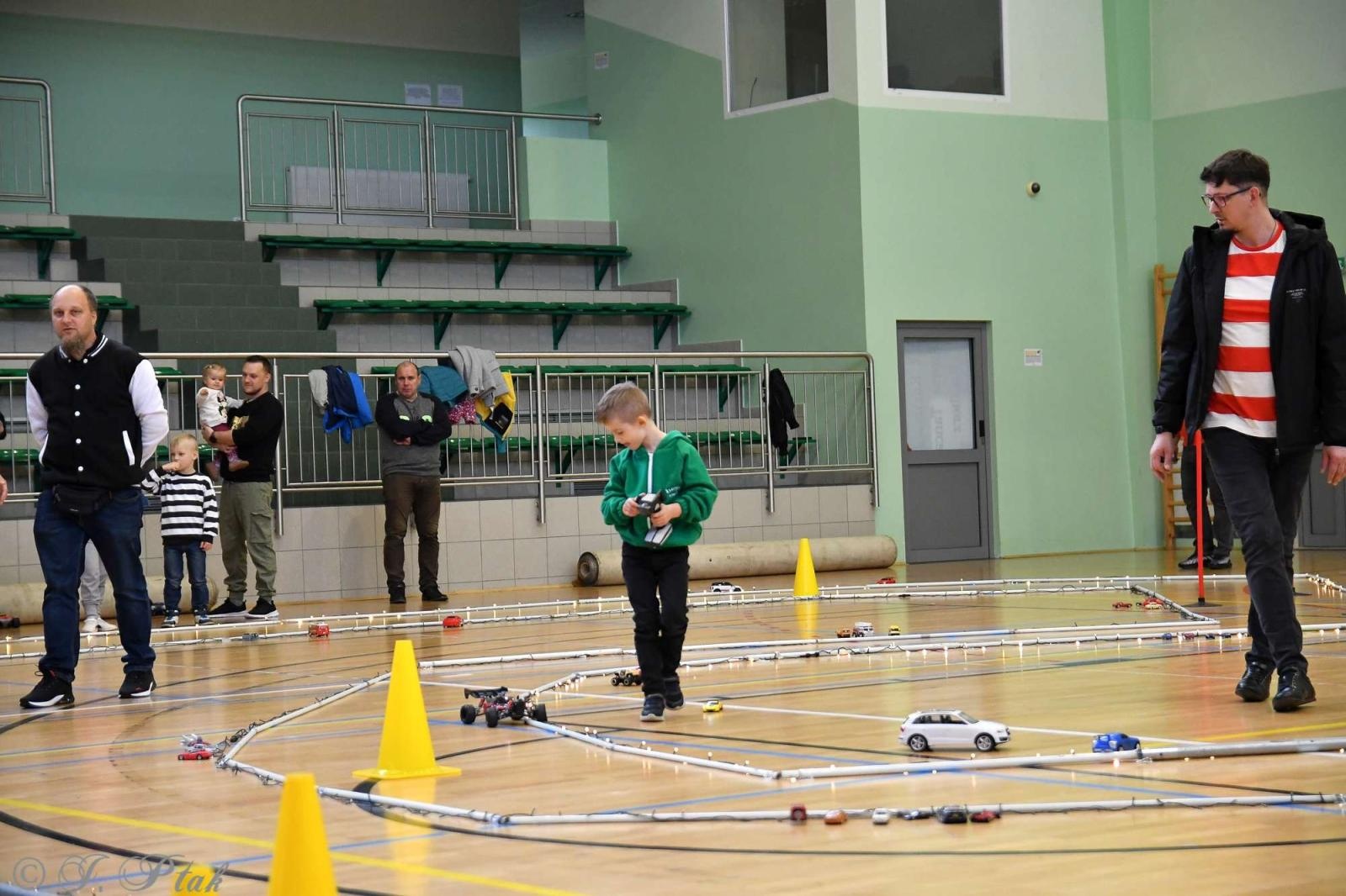 Zdjęcie w galerii na portalu naszraciborz.pl: Zdalnie sterowane wyścigi w Arenie Rafako [FOTO i WIDEO] wiadomości z regionu