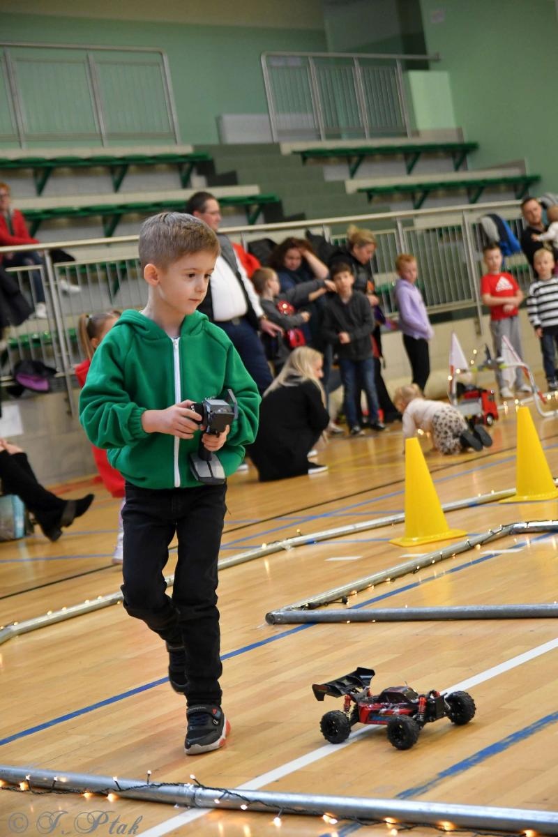 Zdjęcie w galerii na portalu naszraciborz.pl: Zdalnie sterowane wyścigi w Arenie Rafako [FOTO i WIDEO] wiadomości z regionu