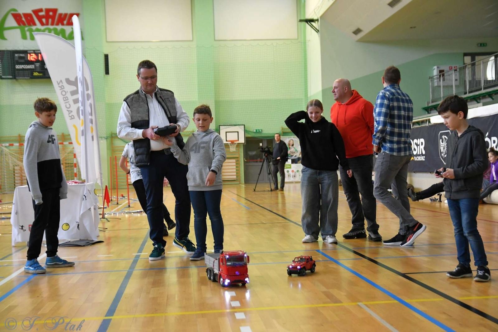 Zdjęcie w galerii na portalu naszraciborz.pl: Zdalnie sterowane wyścigi w Arenie Rafako [FOTO i WIDEO] wiadomości z regionu