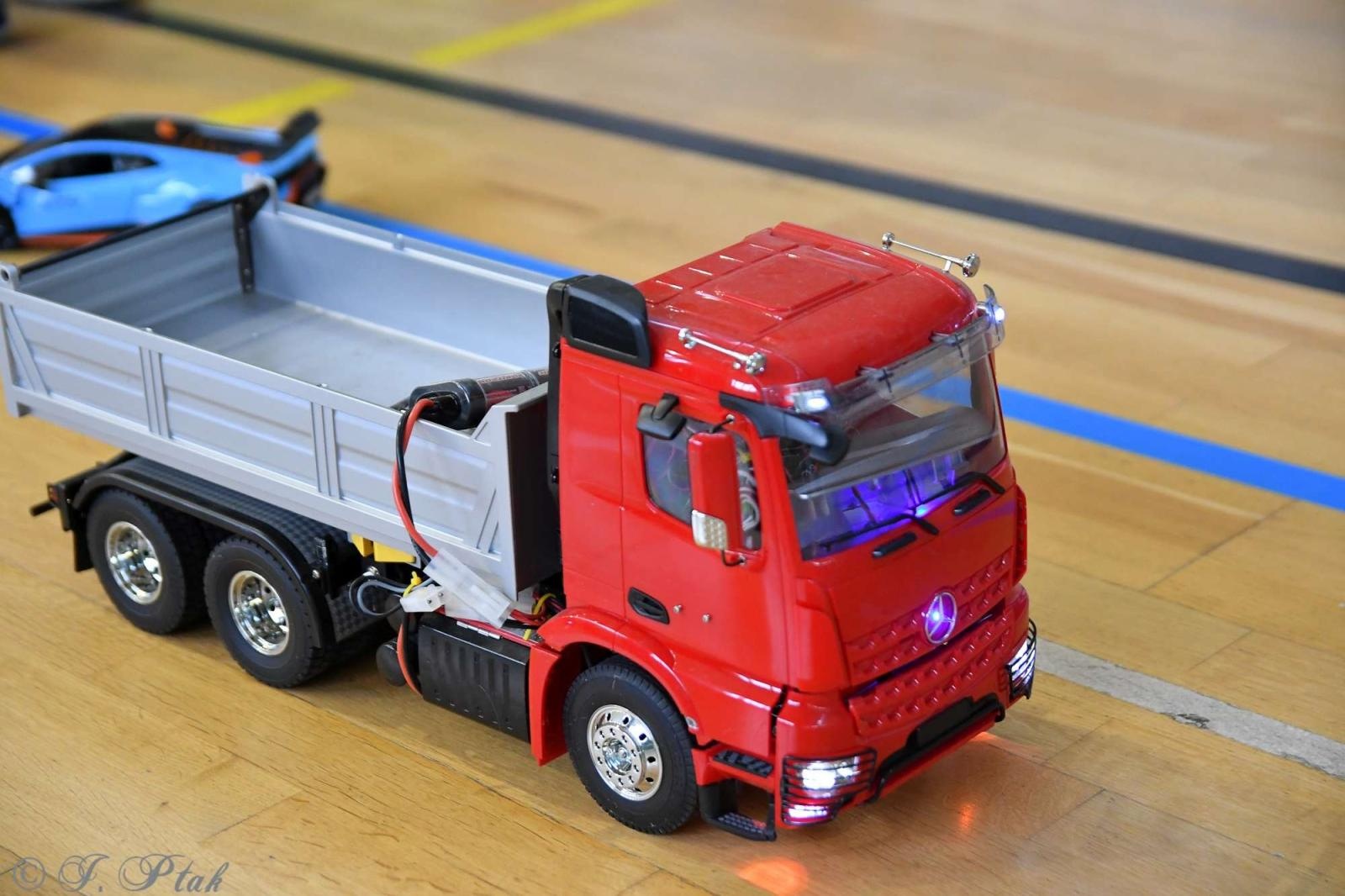 Zdjęcie w galerii na portalu naszraciborz.pl: Zdalnie sterowane wyścigi w Arenie Rafako [FOTO i WIDEO] wiadomości z regionu