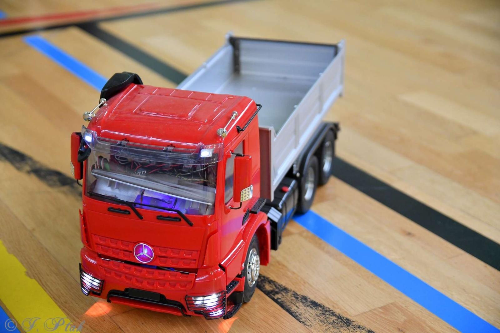 Zdjęcie w galerii na portalu naszraciborz.pl: Zdalnie sterowane wyścigi w Arenie Rafako [FOTO i WIDEO] wiadomości z regionu