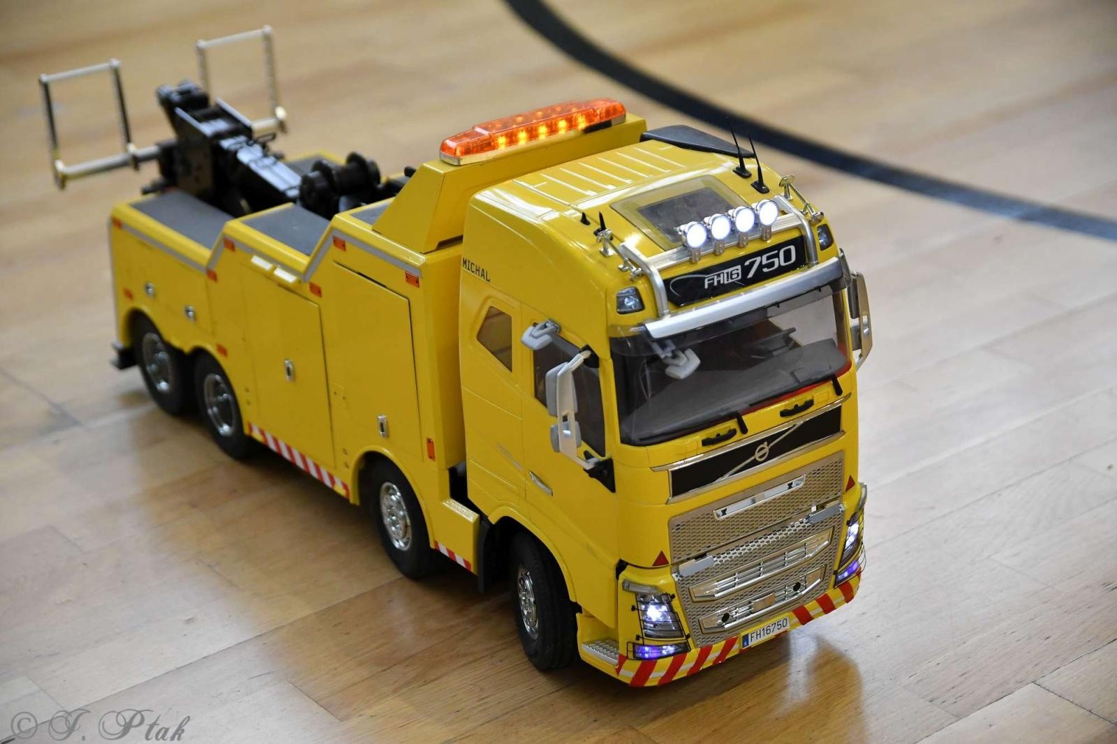 Zdjęcie w galerii na portalu naszraciborz.pl: Zdalnie sterowane wyścigi w Arenie Rafako [FOTO i WIDEO] wiadomości z regionu