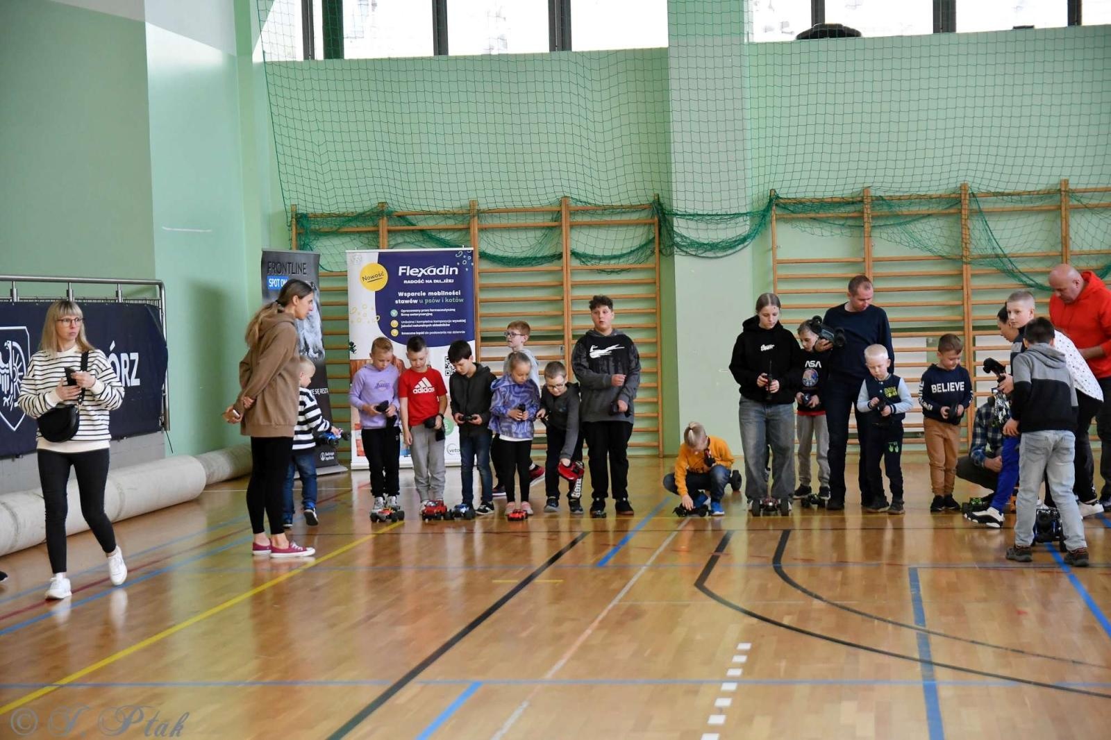 Zdjęcie w galerii na portalu naszraciborz.pl: Zdalnie sterowane wyścigi w Arenie Rafako [FOTO i WIDEO] wiadomości z regionu