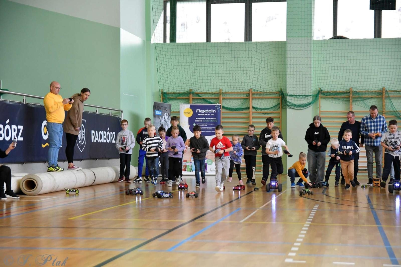 Zdjęcie w galerii na portalu naszraciborz.pl: Zdalnie sterowane wyścigi w Arenie Rafako [FOTO i WIDEO] wiadomości z regionu