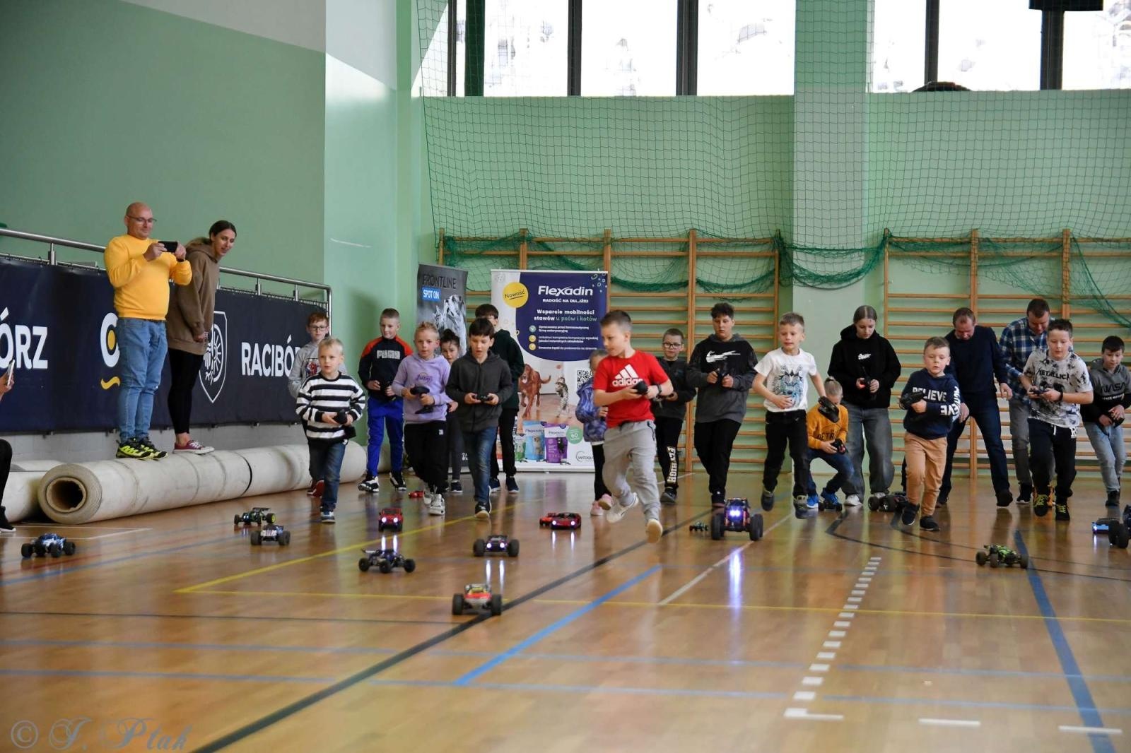 Zdjęcie w galerii na portalu naszraciborz.pl: Zdalnie sterowane wyścigi w Arenie Rafako [FOTO i WIDEO] wiadomości z regionu
