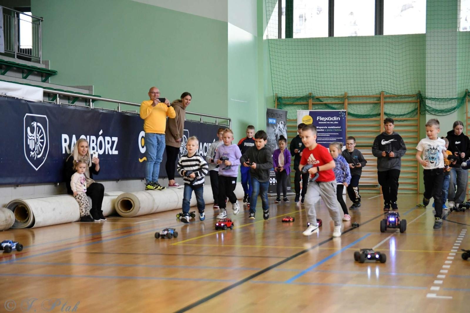Zdjęcie w galerii na portalu naszraciborz.pl: Zdalnie sterowane wyścigi w Arenie Rafako [FOTO i WIDEO] wiadomości z regionu