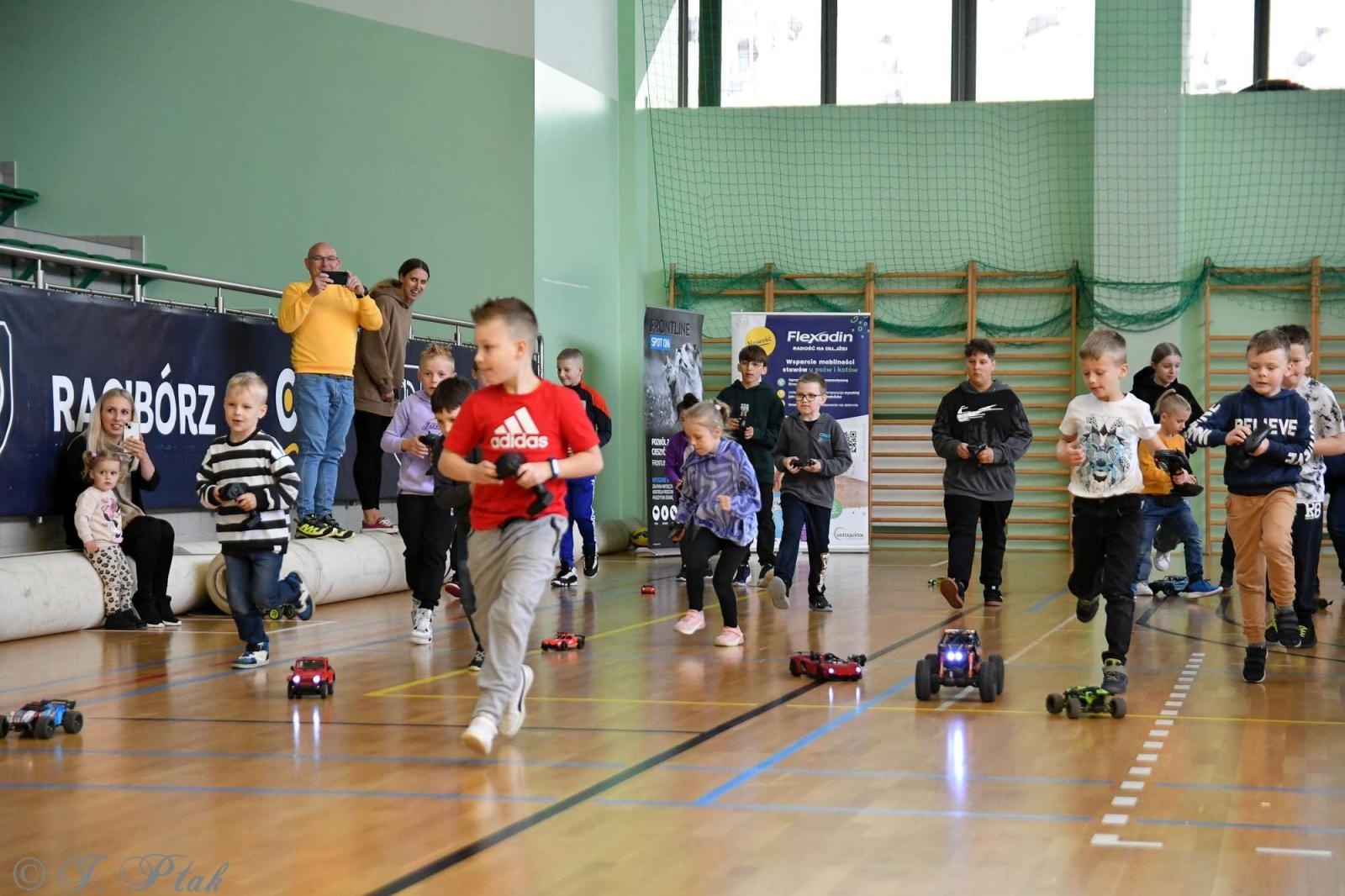 Zdjęcie w galerii na portalu naszraciborz.pl: Zdalnie sterowane wyścigi w Arenie Rafako [FOTO i WIDEO] wiadomości z regionu