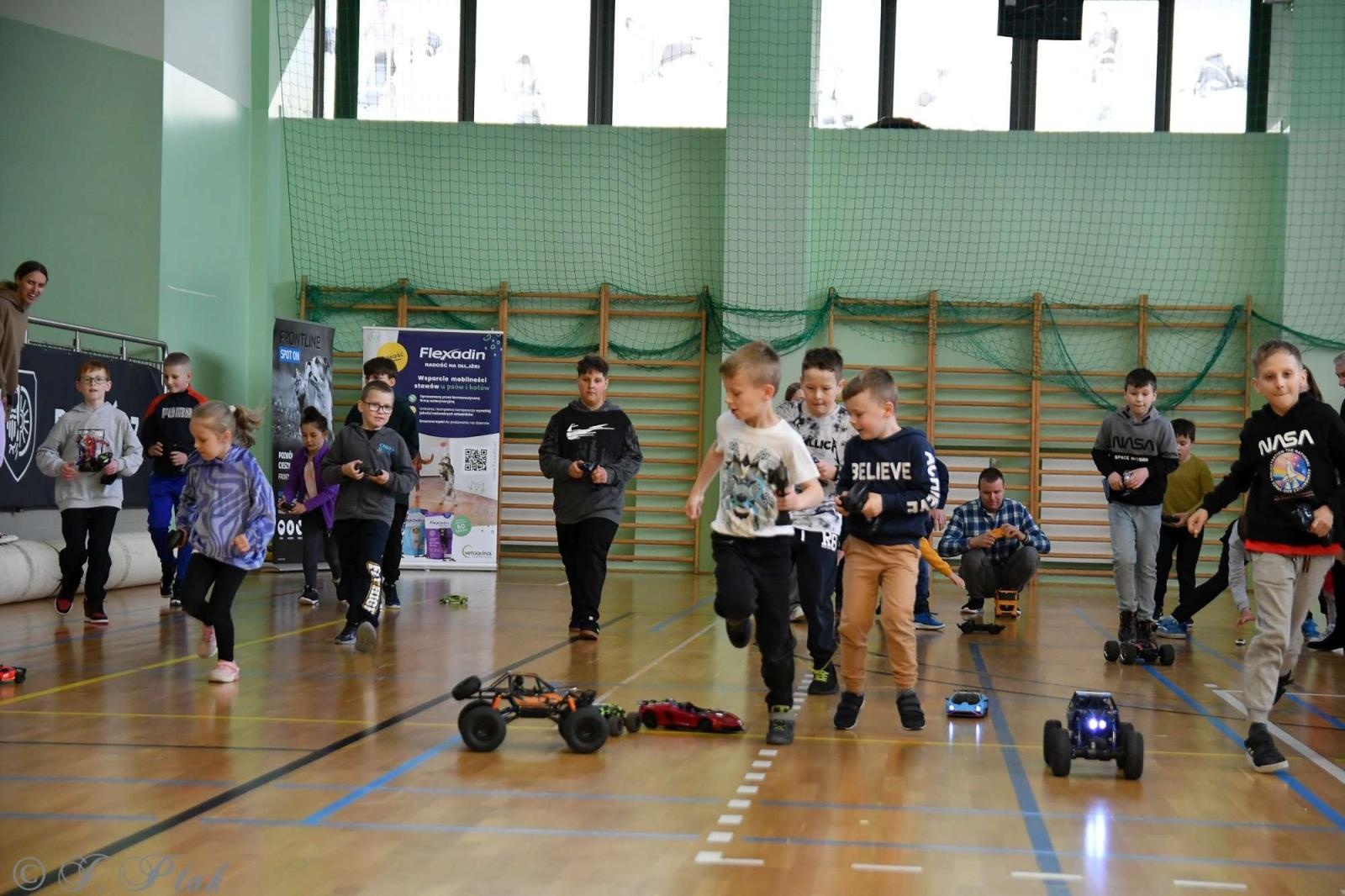 Zdjęcie w galerii na portalu naszraciborz.pl: Zdalnie sterowane wyścigi w Arenie Rafako [FOTO i WIDEO] wiadomości z regionu