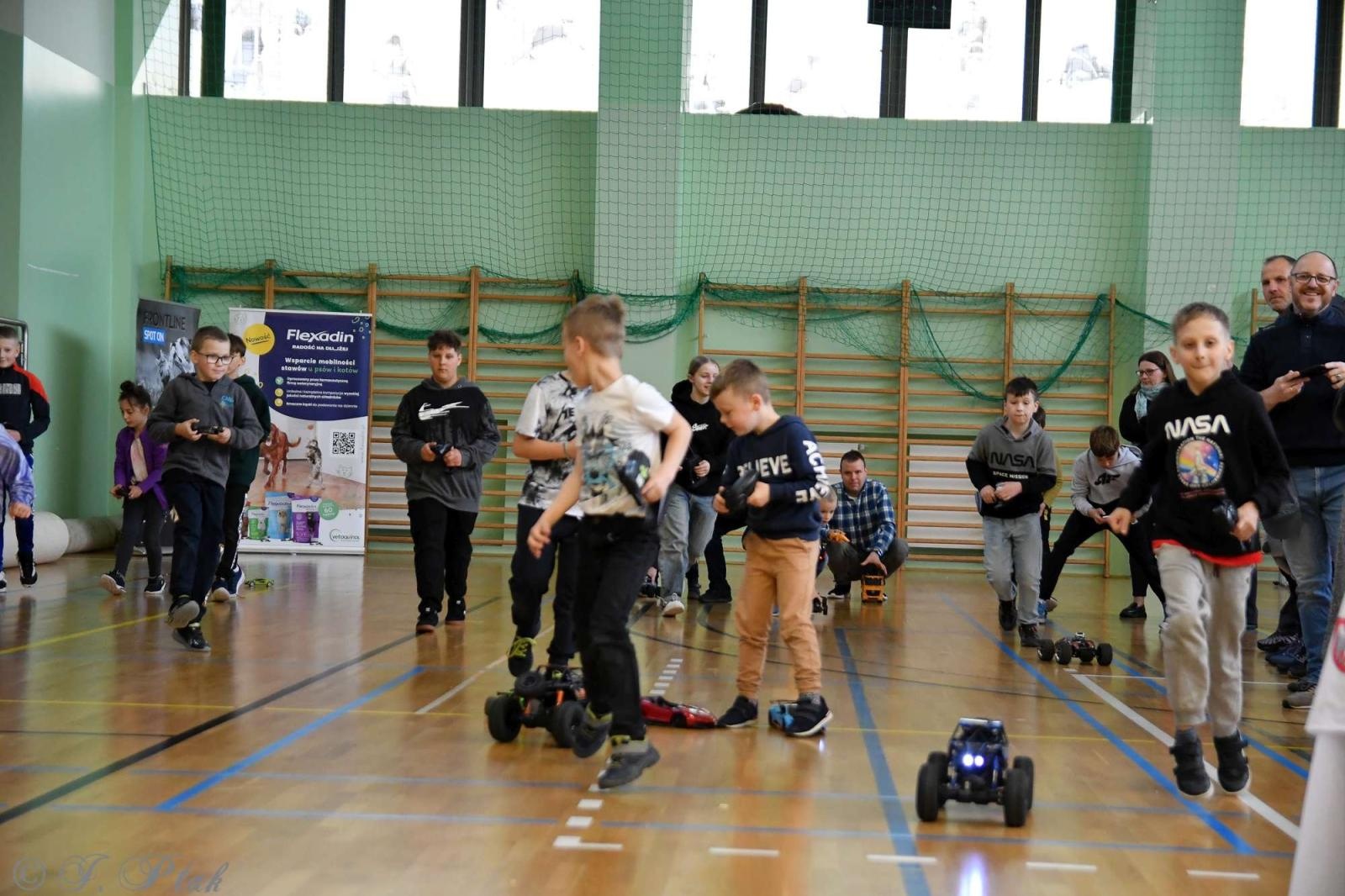 Zdjęcie w galerii na portalu naszraciborz.pl: Zdalnie sterowane wyścigi w Arenie Rafako [FOTO i WIDEO] wiadomości z regionu