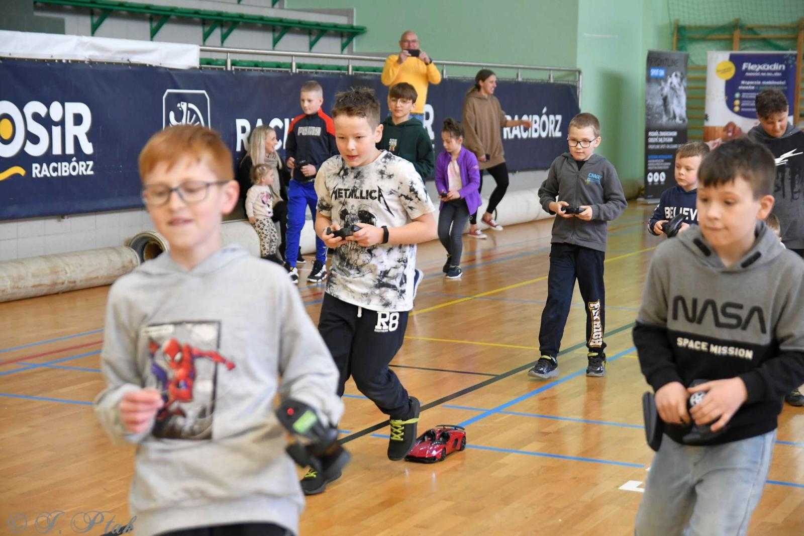 Zdjęcie w galerii na portalu naszraciborz.pl: Zdalnie sterowane wyścigi w Arenie Rafako [FOTO i WIDEO] wiadomości z regionu
