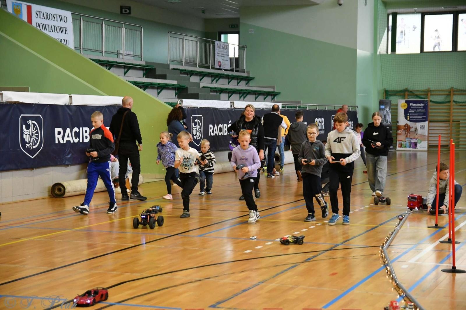 Zdjęcie w galerii na portalu naszraciborz.pl: Zdalnie sterowane wyścigi w Arenie Rafako [FOTO i WIDEO] wiadomości z regionu