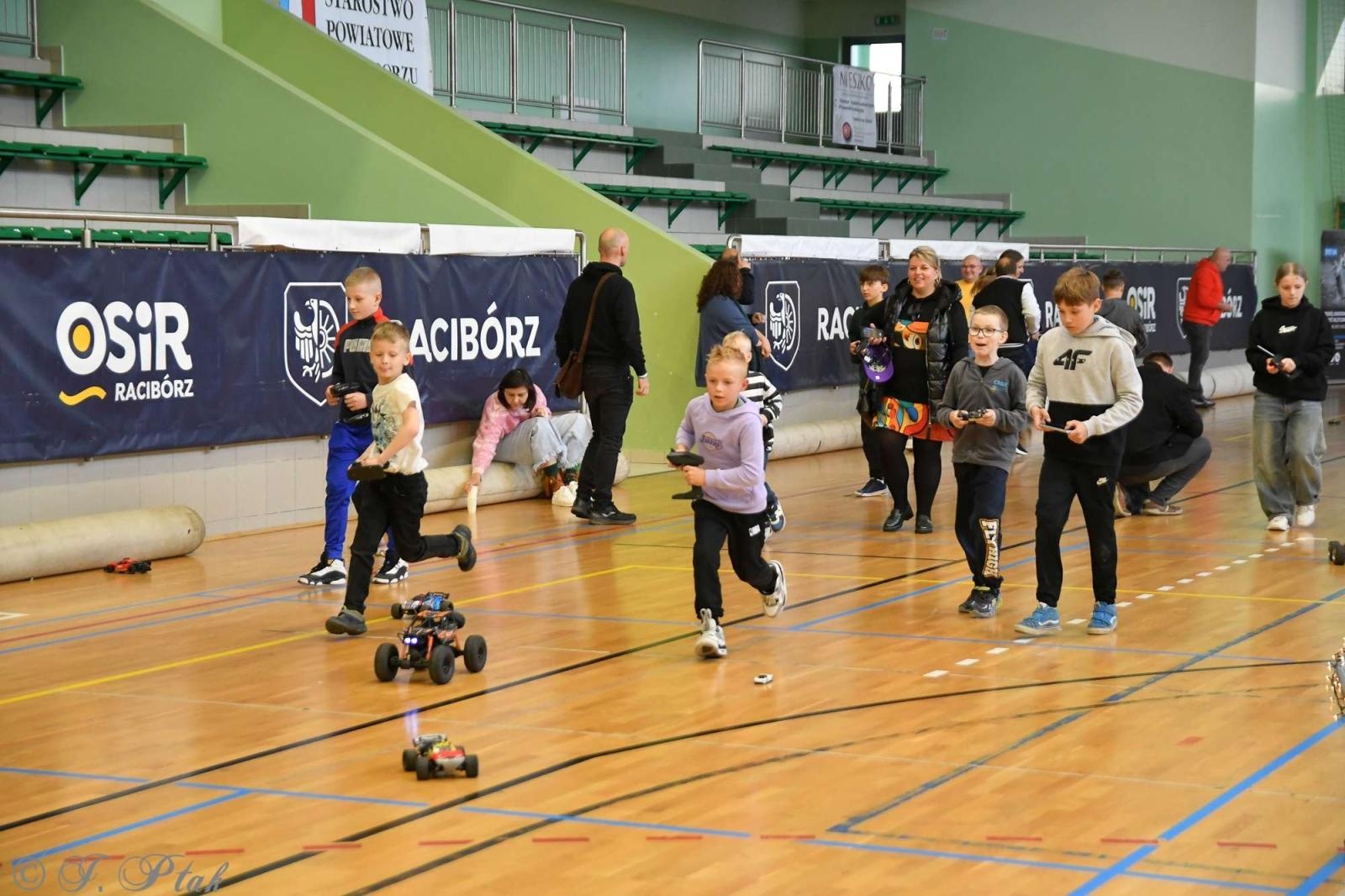 Zdjęcie w galerii na portalu naszraciborz.pl: Zdalnie sterowane wyścigi w Arenie Rafako [FOTO i WIDEO] wiadomości z regionu