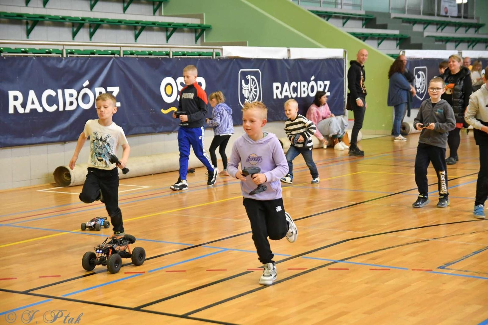 Zdjęcie w galerii na portalu naszraciborz.pl: Zdalnie sterowane wyścigi w Arenie Rafako [FOTO i WIDEO] wiadomości z regionu