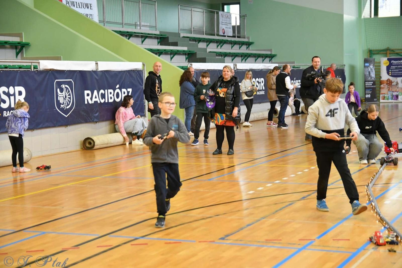 Zdjęcie w galerii na portalu naszraciborz.pl: Zdalnie sterowane wyścigi w Arenie Rafako [FOTO i WIDEO] wiadomości z regionu