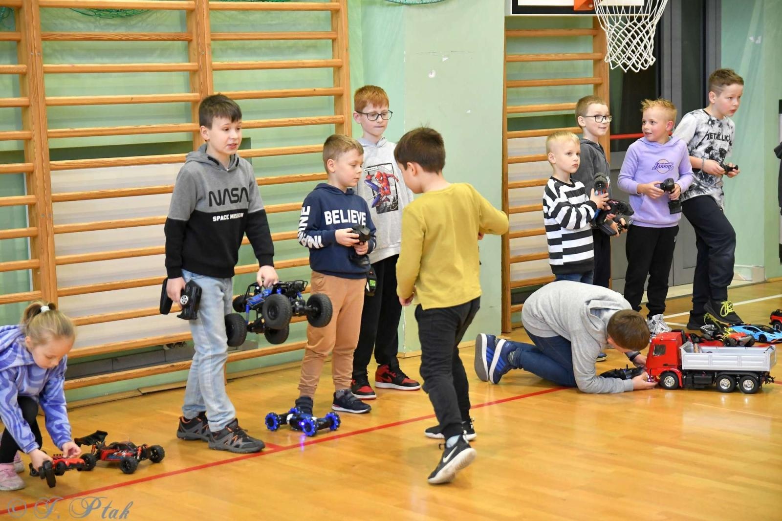 Zdjęcie w galerii na portalu naszraciborz.pl: Zdalnie sterowane wyścigi w Arenie Rafako [FOTO i WIDEO] wiadomości z regionu