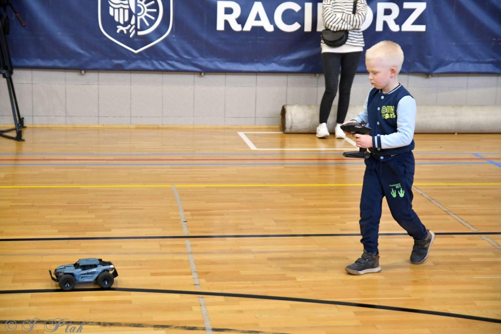 Zdjęcie w galerii na portalu naszraciborz.pl: Zdalnie sterowane wyścigi w Arenie Rafako [FOTO i WIDEO] wiadomości z regionu