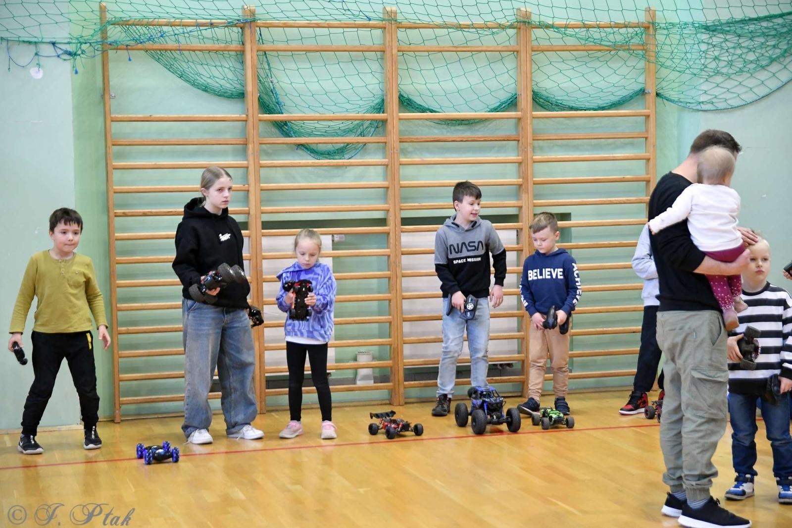Zdjęcie w galerii na portalu naszraciborz.pl: Zdalnie sterowane wyścigi w Arenie Rafako [FOTO i WIDEO] wiadomości z regionu