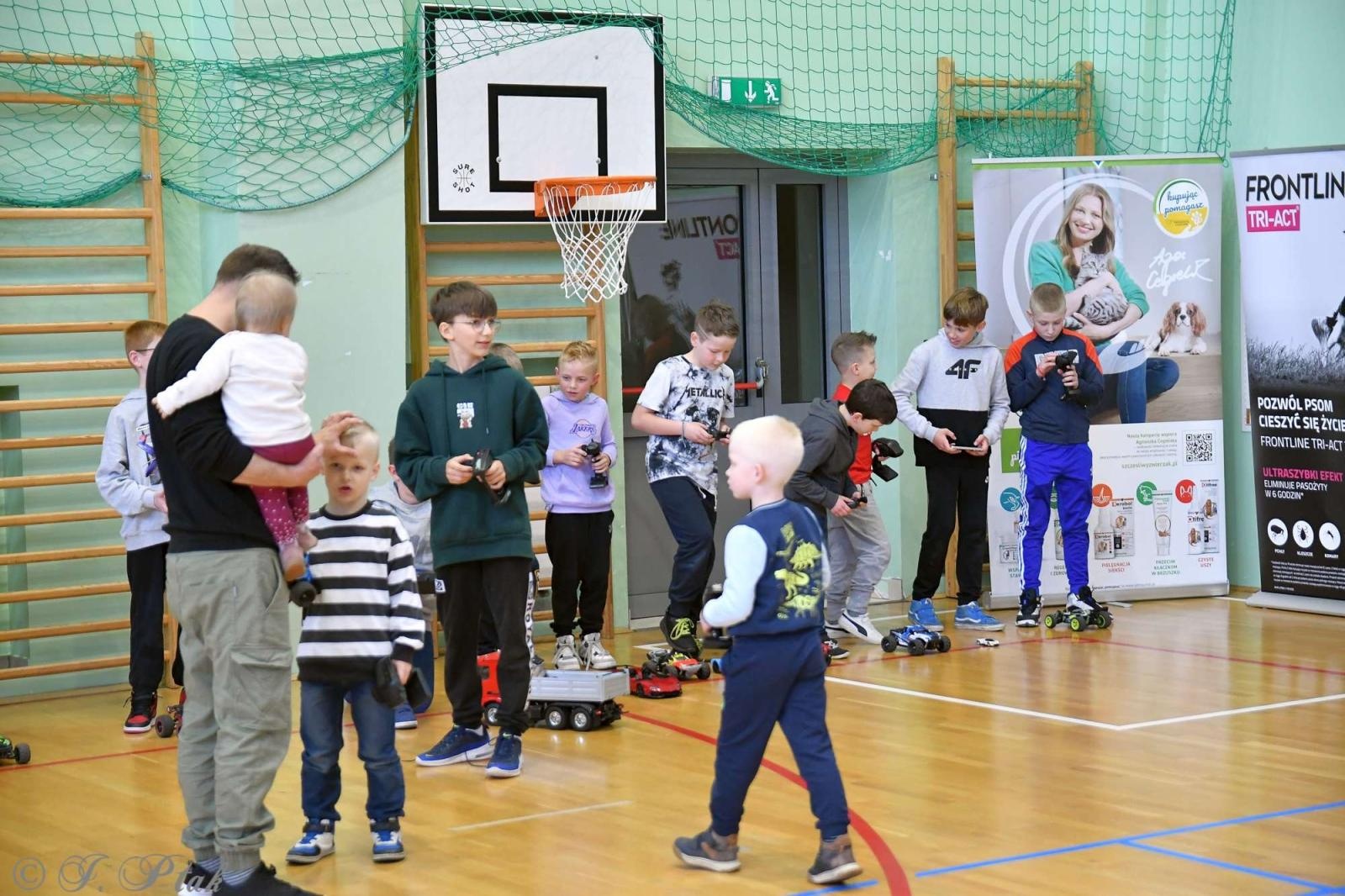 Zdjęcie w galerii na portalu naszraciborz.pl: Zdalnie sterowane wyścigi w Arenie Rafako [FOTO i WIDEO] wiadomości z regionu