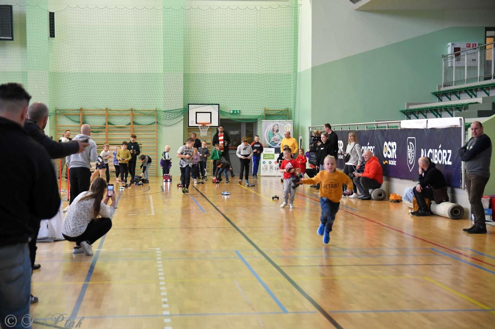 Zdjęcie w galerii na portalu naszraciborz.pl: Zdalnie sterowane wyścigi w Arenie Rafako [FOTO i WIDEO] wiadomości z regionu