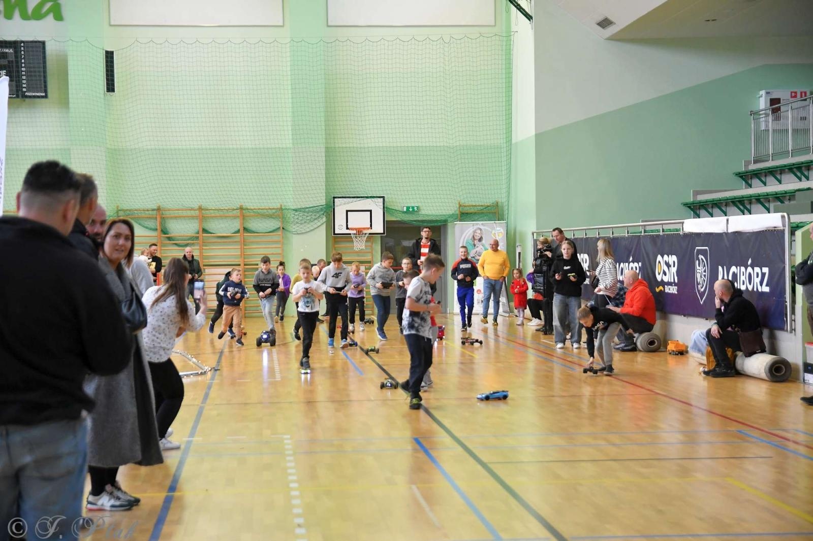 Zdjęcie w galerii na portalu naszraciborz.pl: Zdalnie sterowane wyścigi w Arenie Rafako [FOTO i WIDEO] wiadomości z regionu