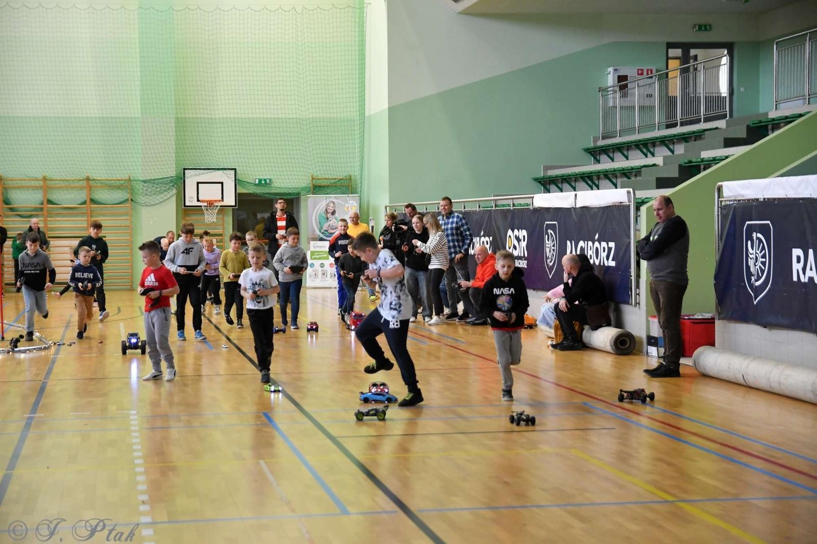 Zdjęcie w galerii na portalu naszraciborz.pl: Zdalnie sterowane wyścigi w Arenie Rafako [FOTO i WIDEO] wiadomości z regionu
