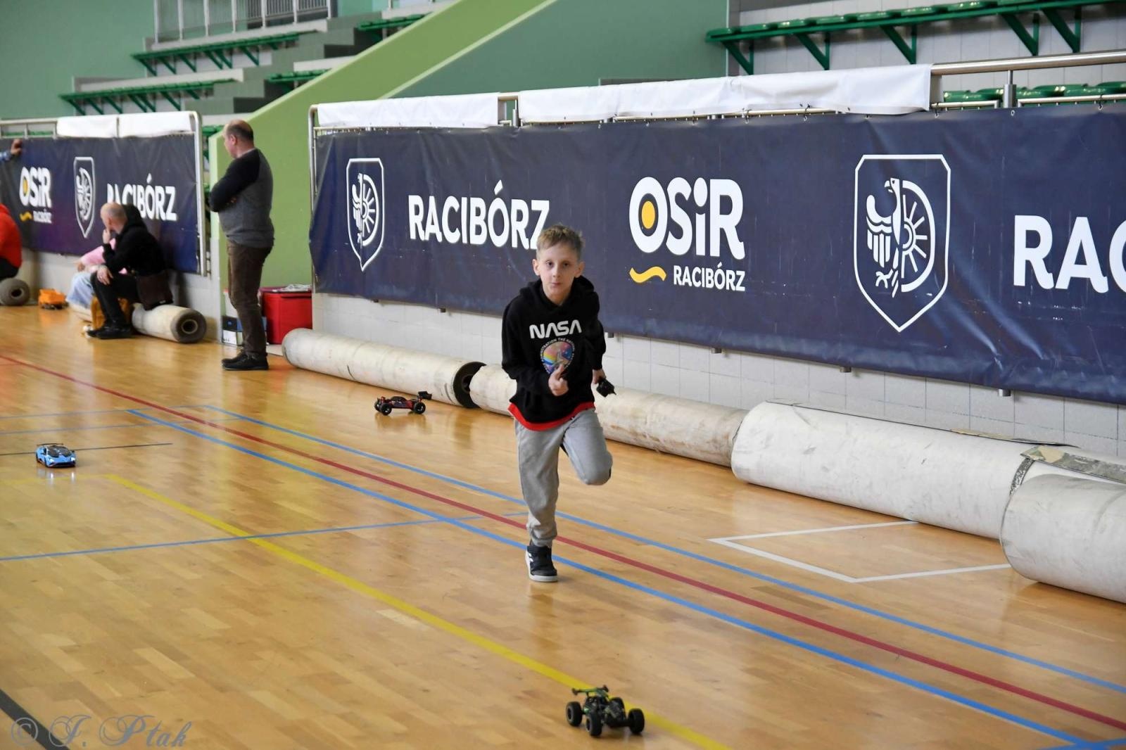 Zdjęcie w galerii na portalu naszraciborz.pl: Zdalnie sterowane wyścigi w Arenie Rafako [FOTO i WIDEO] wiadomości z regionu