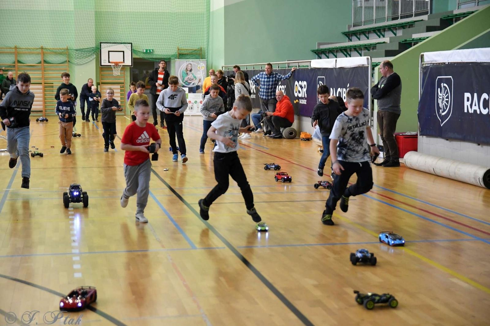 Zdjęcie w galerii na portalu naszraciborz.pl: Zdalnie sterowane wyścigi w Arenie Rafako [FOTO i WIDEO] wiadomości z regionu
